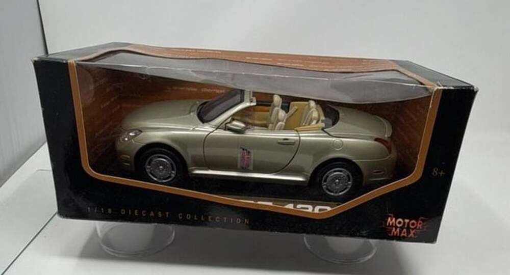 Motor Max 1:18 Diecast Collection Lexus SC 430 Gold Convertible